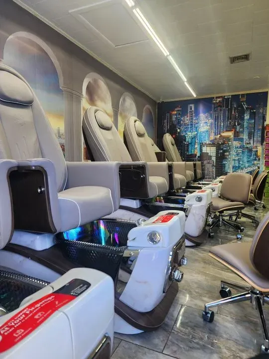 https://cdn.salonspotlight.com/photos/LEQVevtsbDvyi8emNDb1/aa00504b-b134-4b9e-87b8-72865c3bc0ff_720x720