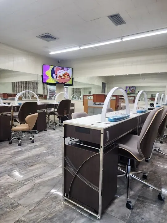 https://cdn.salonspotlight.com/photos/LEQVevtsbDvyi8emNDb1/ee8b52b8-5b66-416e-b4f1-98c4645acebf_720x720