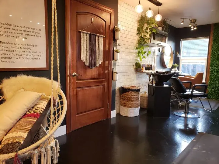 https://cdn.salonspotlight.com/photos/LGjztUFferMkkAtdxj3a/441d8506-6e49-408e-9bdf-f3809fd53240_720x720