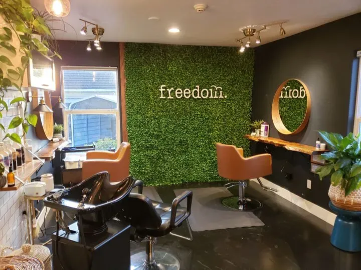 https://cdn.salonspotlight.com/photos/LGjztUFferMkkAtdxj3a/8a5f9911-9746-4d24-b468-12bc4e232991_720x720
