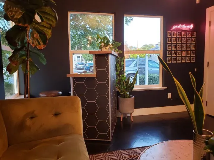 https://cdn.salonspotlight.com/photos/LGjztUFferMkkAtdxj3a/d25a99f8-ca0e-4402-b94b-77b2fd7fb87e_720x720