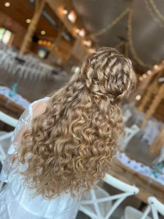 https://cdn.salonspotlight.com/photos/LHbCTwT4jbGGDWvjt3w2/c06fe2b1-0131-4e57-a8a4-79b4edab9c91_720x720