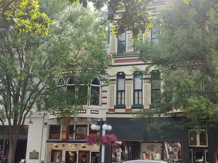 https://cdn.salonspotlight.com/photos/LJ7Ny9futHorN7dfDQmR/b6a68e0e-97d5-4a3c-b10f-cce163737a4b_720x720