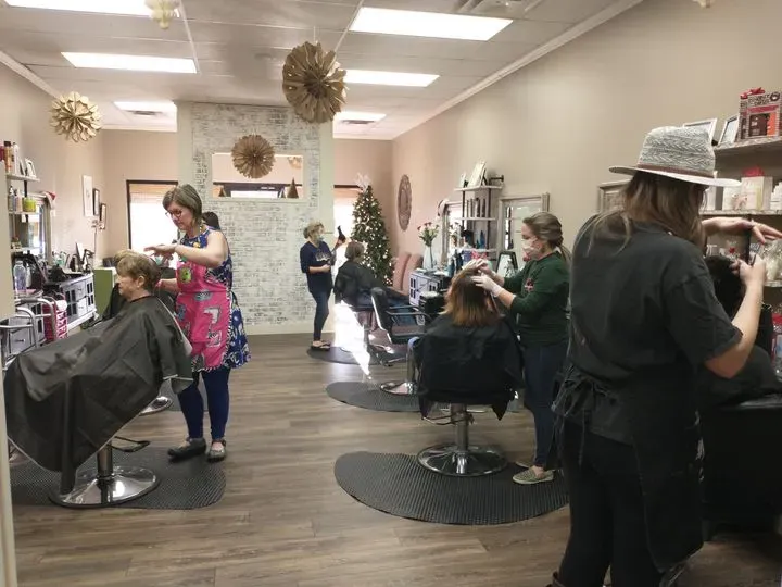 https://cdn.salonspotlight.com/photos/LJVvv1vHghgu5HuGQAvc/97b2cad4-143d-4ecf-a524-a8c44a2c4439_720x720