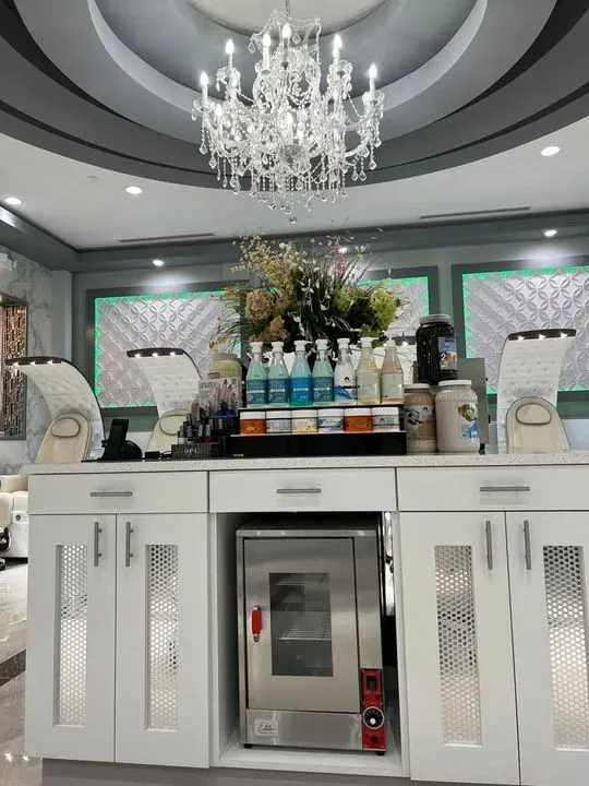 https://cdn.salonspotlight.com/photos/LNndidtidIzlIyjSLChD/ba6cf513-2e33-4872-9754-04161ee0be32_720x720