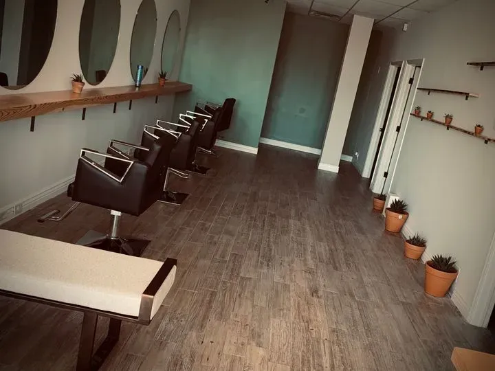 https://cdn.salonspotlight.com/photos/LNsmAASEOIj9CTLqy0GJ/1dcfe02c-70dd-4267-99ab-c2af9c3ab73d_720x720