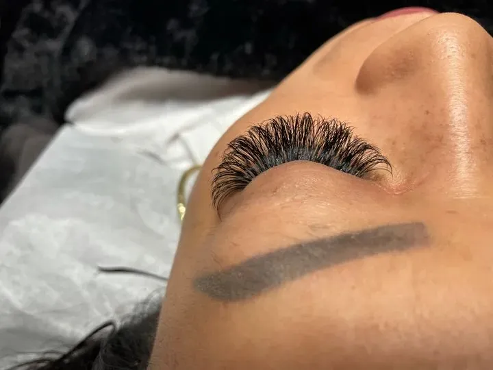 https://cdn.salonspotlight.com/photos/LO9x3EtxpyMRuJp0esWH/4be91511-5172-45ba-a861-477cecf05918_720x720