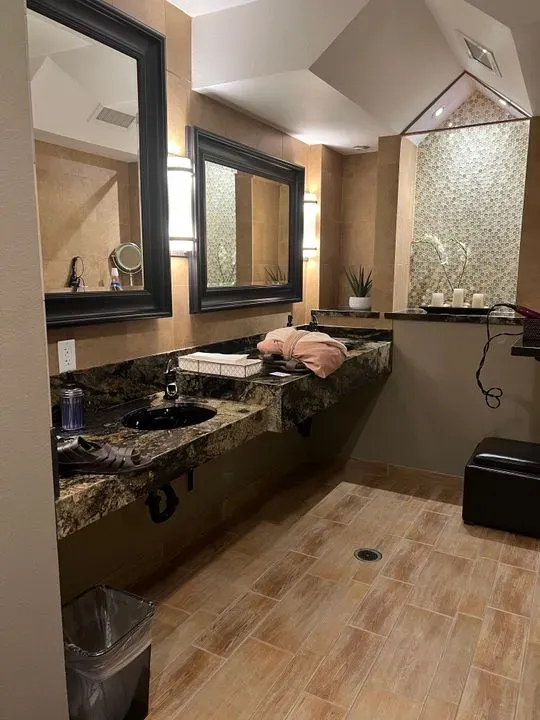 https://cdn.salonspotlight.com/photos/LOQPSMmEG4c5wnQJWFak/776373e6-ae5a-4491-9230-eedfdf556df3_720x720