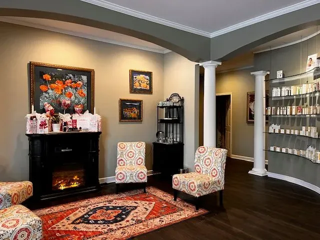 https://cdn.salonspotlight.com/photos/LOSCSfqGFKXnDaZg3bJ1/da467b81-c31a-41c3-870e-4d22c6e70b9d_720x720
