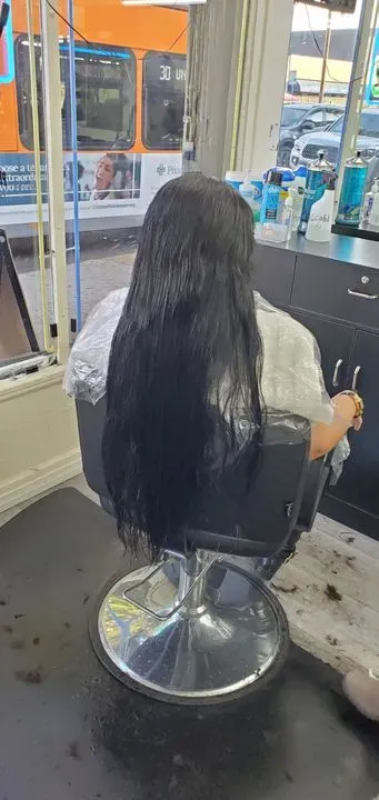 https://cdn.salonspotlight.com/photos/LPJTo5ePAODv6JA9V785/07459594-c9a5-4f5c-a02e-9945d7b5dfe4_720x720