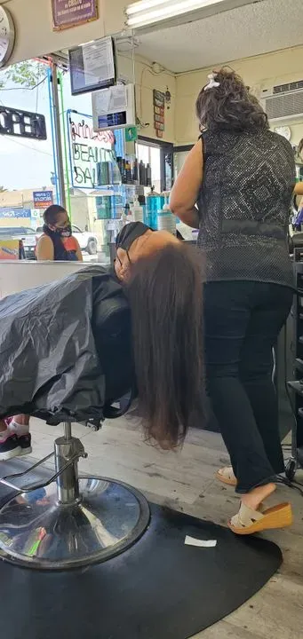 https://cdn.salonspotlight.com/photos/LPJTo5ePAODv6JA9V785/f8e444fe-4713-462d-bac7-822a05bb861e_720x720