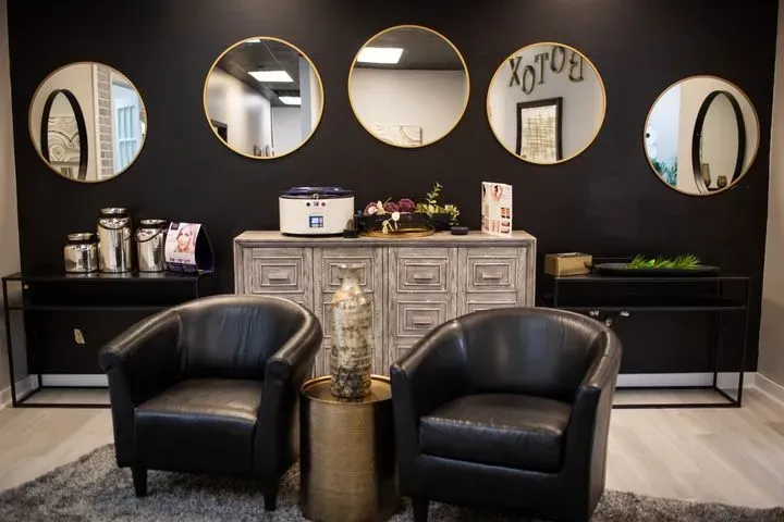 https://cdn.salonspotlight.com/photos/LSwS6cHjo4YvAuBApsW4/1fdb6b1a-0c3d-4d41-978b-937fb7b4ba75_720x720