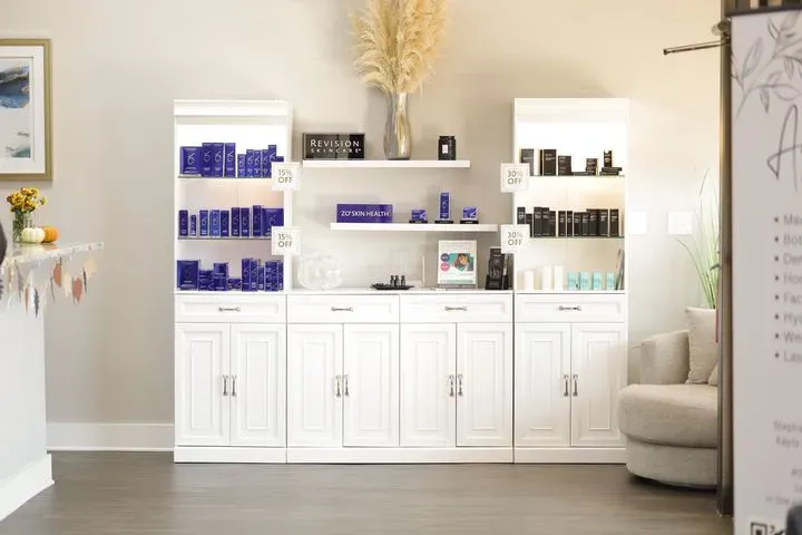 https://cdn.salonspotlight.com/photos/LTr9vpeEYLyfVOalEcvm/da0fde24-96cd-4ab1-beea-c0ba92f9428d_720x720
