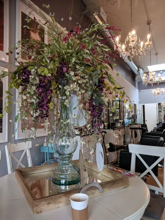 https://cdn.salonspotlight.com/photos/LVHWJbGK1DHFXH3MKVk5/4176dc4f-f93b-49eb-b79a-9486bcbeb126_720x720
