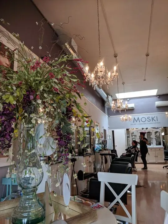 https://cdn.salonspotlight.com/photos/LVHWJbGK1DHFXH3MKVk5/80115023-360b-4e79-b659-e036e67f4992_720x720