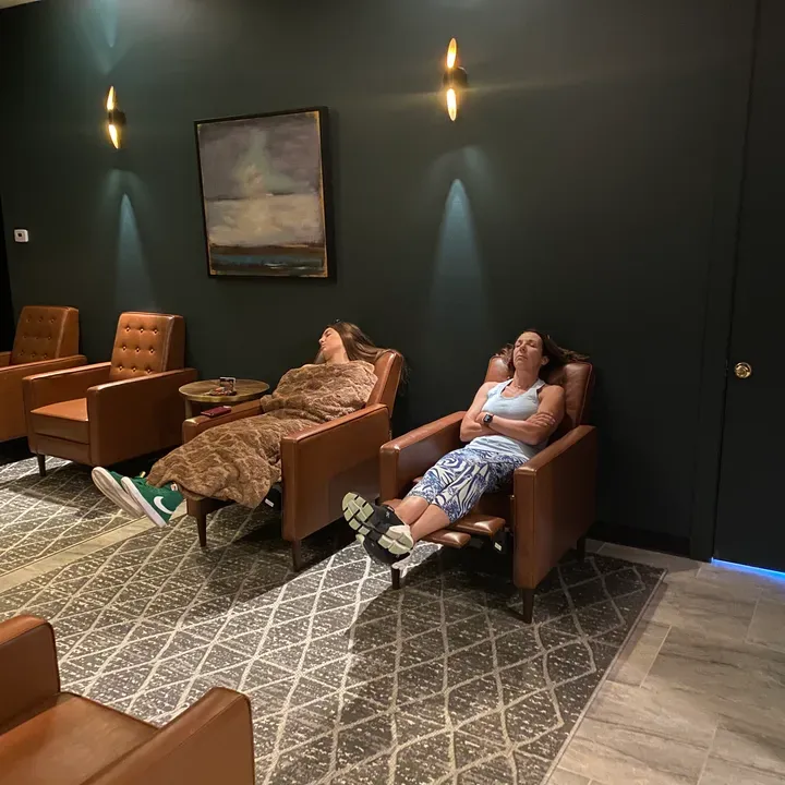 https://cdn.salonspotlight.com/photos/LetceOLnHgzKCHFaS7YK/74615875-3838-46ba-94e0-f63db9c109d7_720x720