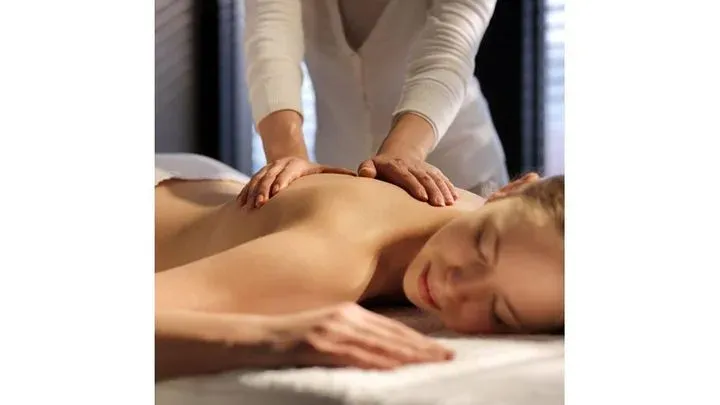 https://cdn.salonspotlight.com/photos/LetceOLnHgzKCHFaS7YK/ffa79bf7-89a8-4d2a-be0f-0cdf778dbaf1_720x720