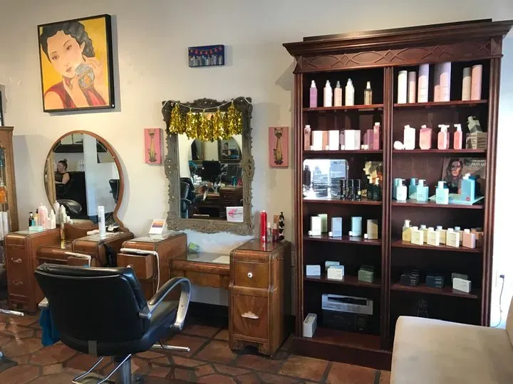 https://cdn.salonspotlight.com/photos/LiEpFscqCsCxh6YqhIvC/58dc3422-9cc0-4b72-bd54-556b7a608711_720x720