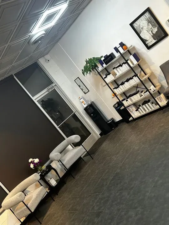 https://cdn.salonspotlight.com/photos/LkIc3M5AWghLB0kBDEZW/48fea7cb-b9d0-43fe-b3ac-fce34ad25536_720x720