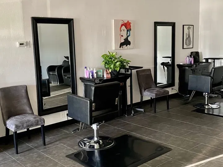 https://cdn.salonspotlight.com/photos/LkIc3M5AWghLB0kBDEZW/5dd02e57-1bda-4ca5-98ff-ddd4102c7c45_720x720