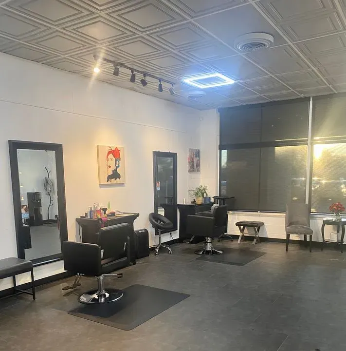 https://cdn.salonspotlight.com/photos/LkIc3M5AWghLB0kBDEZW/8937643a-d9f0-42ac-b15e-0e1f9784aaad_720x720