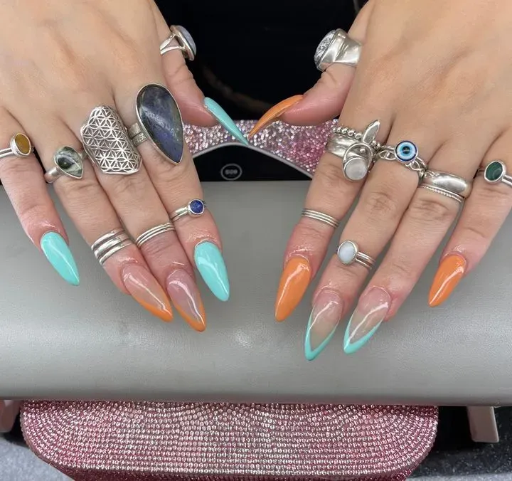 https://cdn.salonspotlight.com/photos/LlG8GUiLYc25qzLMbjT5/fa6eed8f-3ae2-459e-9e03-5dc39bb6ff78_720x720