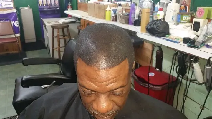 https://cdn.salonspotlight.com/photos/LljHTomhWz2aO38kwUHm/77282caf-c9bb-4ab9-a9a0-cd541cecbe5b_720x720