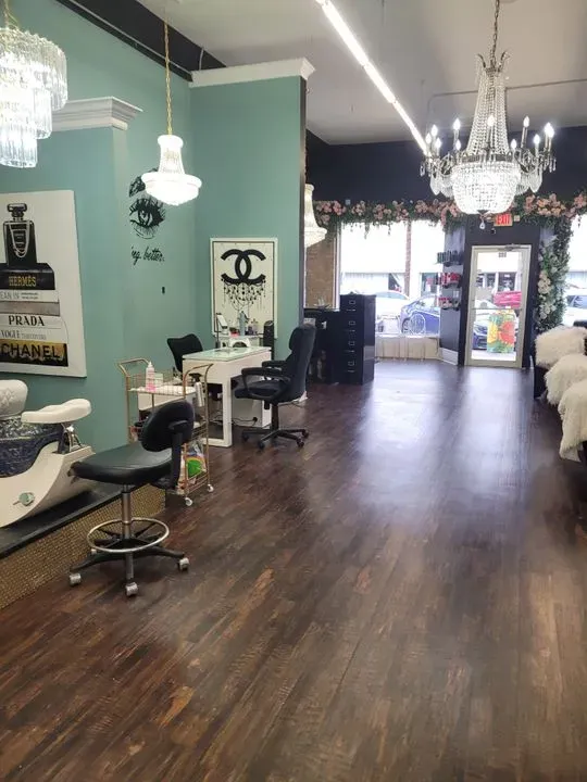 https://cdn.salonspotlight.com/photos/LmFyagOtbReaEAK3xldc/32a77c58-faf2-4e8f-8385-a181865fd5ce_720x720