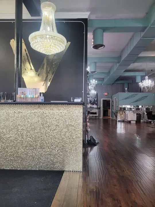 https://cdn.salonspotlight.com/photos/LmFyagOtbReaEAK3xldc/413a53db-3be2-4975-9bd0-53cb49d0870d_720x720