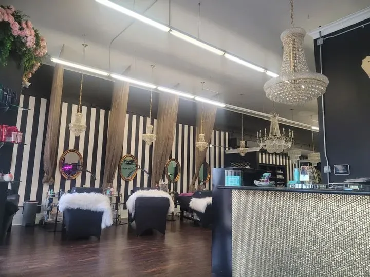 https://cdn.salonspotlight.com/photos/LmFyagOtbReaEAK3xldc/c71c7098-cd6c-485e-a87f-1e91609ecf7a_720x720