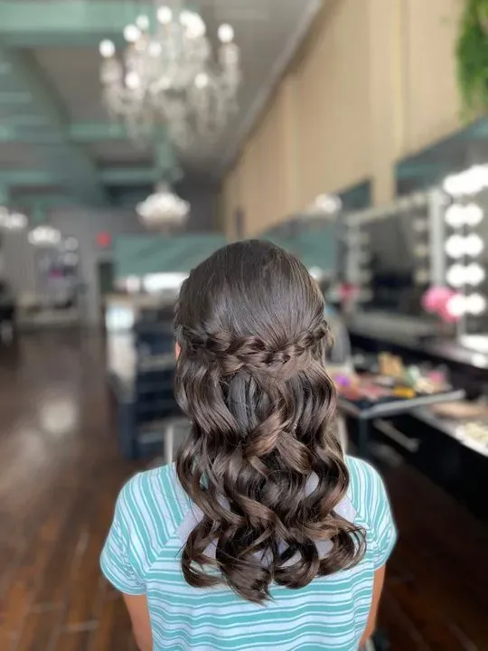 https://cdn.salonspotlight.com/photos/LmFyagOtbReaEAK3xldc/defd9b8d-c960-4cf5-b3f6-89d13f9fdb71_720x720
