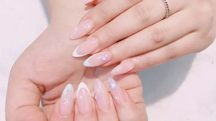 https://cdn.salonspotlight.com/photos/LoEw9o32gel37YBR13iw/c2333434-e5fa-442d-8189-362b2df06d4c_720x720