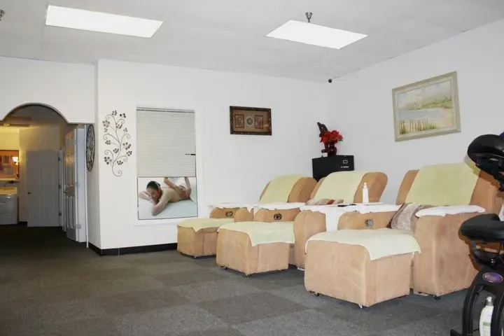 https://cdn.salonspotlight.com/photos/LoTkUQx1fjiHPpezUlL1/1f668470-f6cc-47d0-bb66-47432eb07f95_720x720