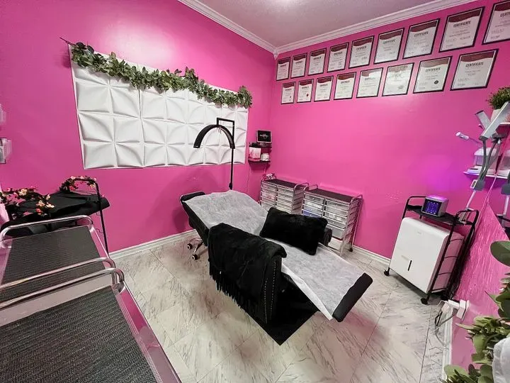 https://cdn.salonspotlight.com/photos/LpYMUvfUw5SbdqpxVMau/ff698f36-bfd0-44ce-b283-5c1fd5970a29_720x720
