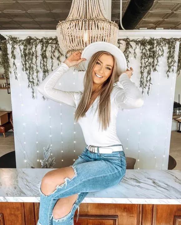 https://cdn.salonspotlight.com/photos/Ls9bE5j1ZmStgYJ3D7Jj/05e76dab-37fd-4fa5-b5d3-ee6951afe7db_720x720
