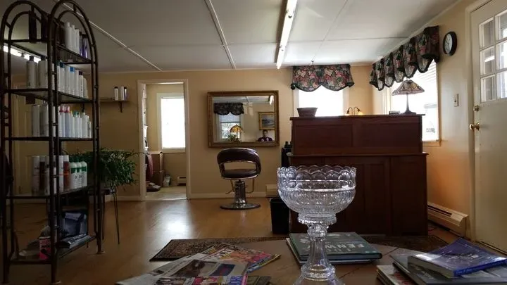 https://cdn.salonspotlight.com/photos/LuJYgBN8V5kGOuzV3qTk/32eb4320-0093-4dfc-9c04-3419fefd9017_720x720