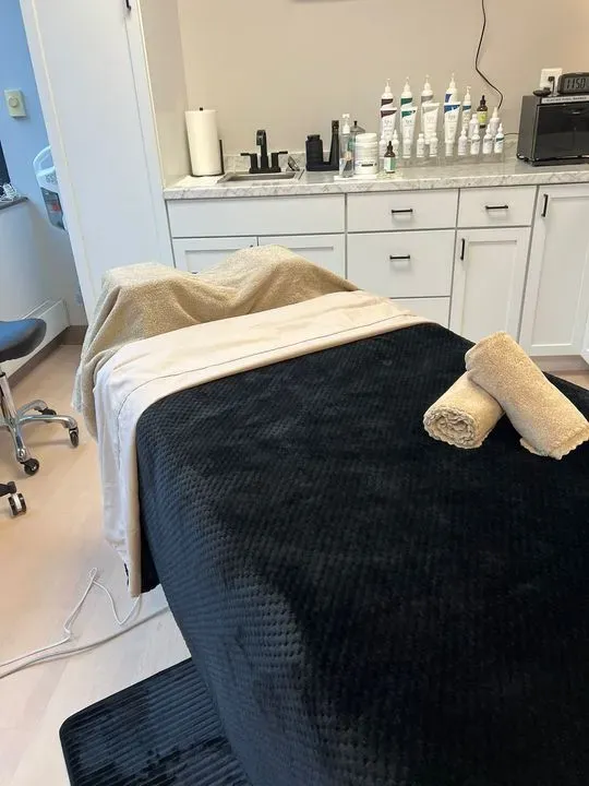 https://cdn.salonspotlight.com/photos/LucRnFGbyUmGNzA1k3b0/28960e0e-00f5-46a9-bcfd-8fbf25493b6a_720x720
