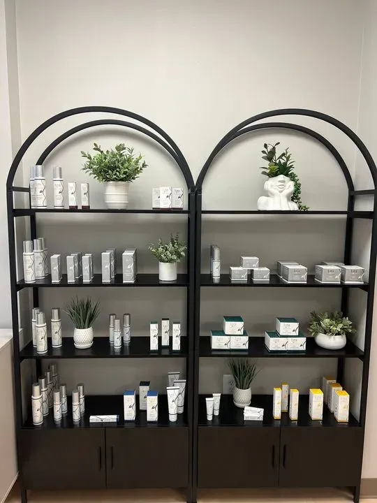 https://cdn.salonspotlight.com/photos/LucRnFGbyUmGNzA1k3b0/b52a4a57-2ef1-4734-a49d-fda764701464_720x720