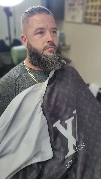 https://cdn.salonspotlight.com/photos/LuhXWrE5xZPKHcl2GplE/e7a9f57e-000b-44f1-aab0-3fc487602927_720x720