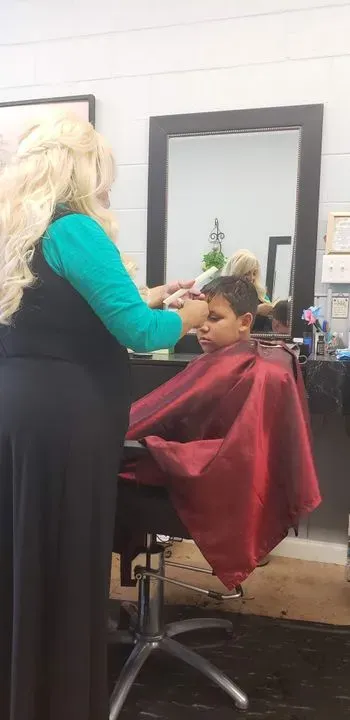 https://cdn.salonspotlight.com/photos/LyDbrIW64FdwvsmxS4gd/4c8e5364-316f-46b3-8346-c830f3fd3f51_720x720