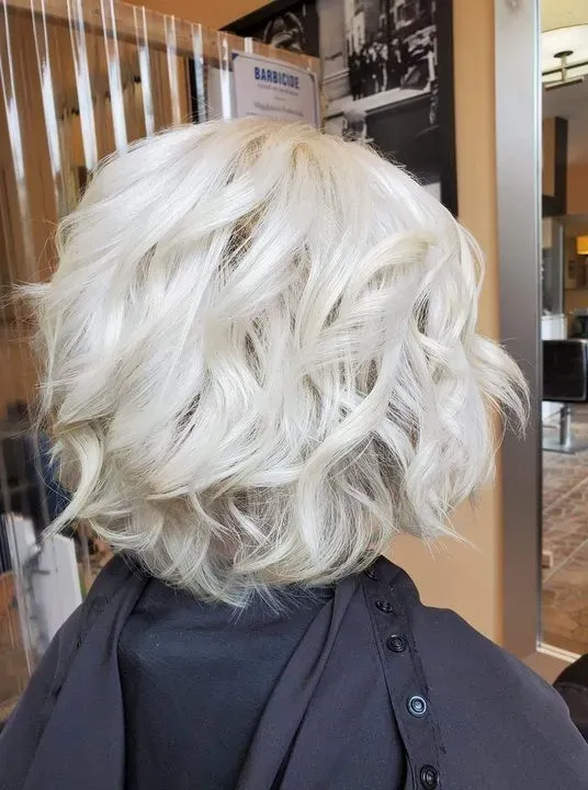 https://cdn.salonspotlight.com/photos/LyorrY8mZbM0B6UvPKWN/a15c7225-d992-43a9-8bbc-4476e9ec6b82_720x720