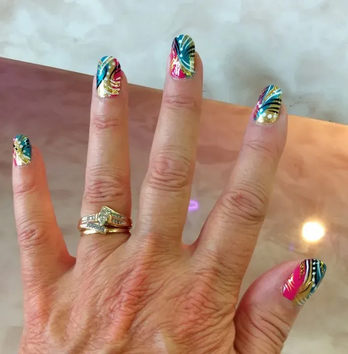 https://cdn.salonspotlight.com/photos/LzwRsUlcPFivwh5i0HPA/aa0e5456-f572-4632-89aa-88c94e974580_720x720