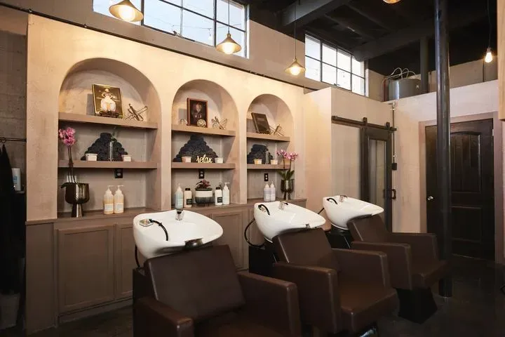 https://cdn.salonspotlight.com/photos/M1xgrQecDwTPiWxRLvgz/12008c1a-4cdb-4461-a786-a03bb9be8556_720x720