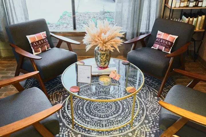 https://cdn.salonspotlight.com/photos/M1xgrQecDwTPiWxRLvgz/4f29bb40-5d5a-437b-b7c2-3c9175f5a994_720x720