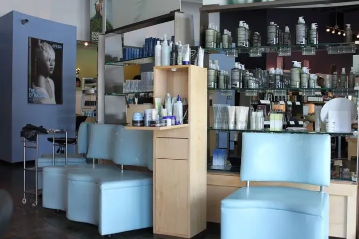 https://cdn.salonspotlight.com/photos/M2TgTHD4dWIiTTA9PTyt/7042e6b7-e83c-42ba-a860-fe1c9cb15cdb_720x720