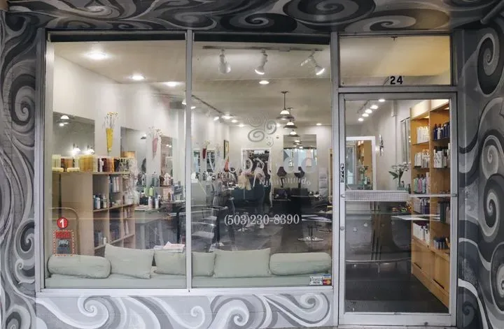 https://cdn.salonspotlight.com/photos/M4xxTQSCvEyWLwNaLcH2/a1d1f6bf-ba01-47f6-8ed9-4ca1291e6494_720x720