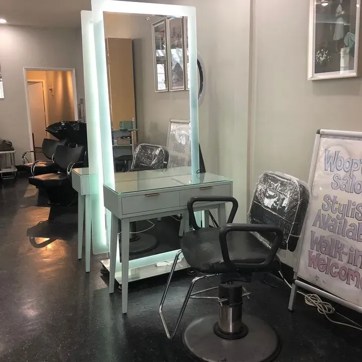 https://cdn.salonspotlight.com/photos/M4xxTQSCvEyWLwNaLcH2/e7d73e53-9d6e-457a-af9c-78a6a9f14c62_720x720