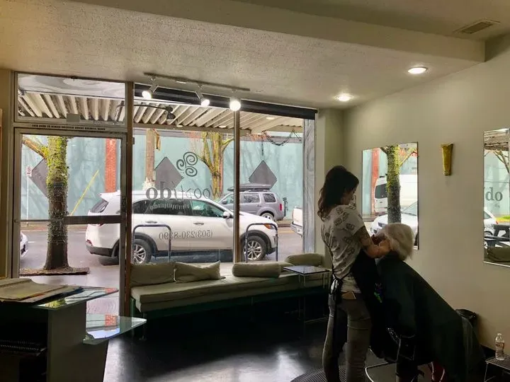 https://cdn.salonspotlight.com/photos/M4xxTQSCvEyWLwNaLcH2/ef3f14e9-4450-4b3a-b40d-684d812ab4cd_720x720