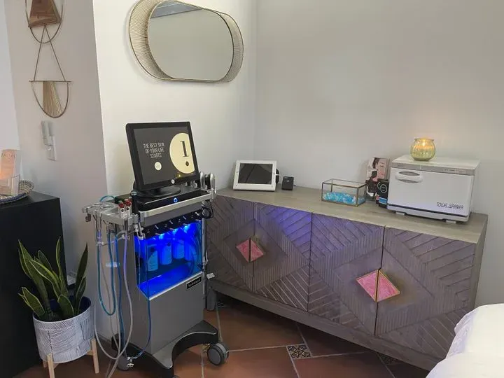 https://cdn.salonspotlight.com/photos/M5Ce3QZEYchI3wxbzoIh/0d2e3f2c-6bd4-4d7a-8cfc-750264e738b3_720x720