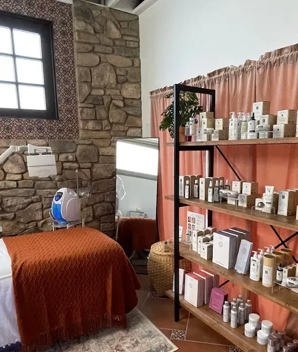 https://cdn.salonspotlight.com/photos/M5Ce3QZEYchI3wxbzoIh/5d418afd-00f8-41d2-a673-29f155806dbc_720x720